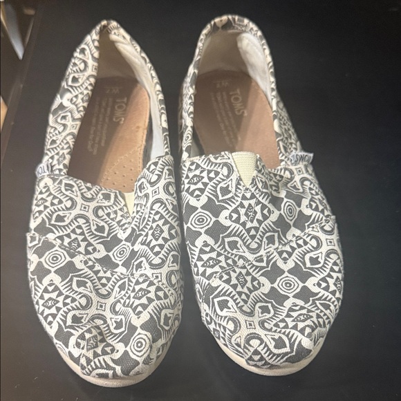 TOMS Monochrome Geometric Slip-Ons - Picture 1 of 4